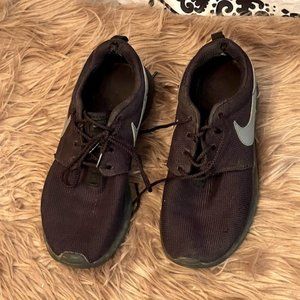 Nike Roshe Run Shoes Triple Black Knitted kids Size 4.5Y Sneaker
